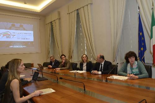 Loredana Panariti (Assessore regionale Lavoro, Formazione, Istruzione, Pari Opportunità, Politiche giovanili, Ricerca e Università) alla presentazione dell'osservatorio sui fabbisogni formativi e professionali del comparto economico del mare - Trieste 09/11/2017